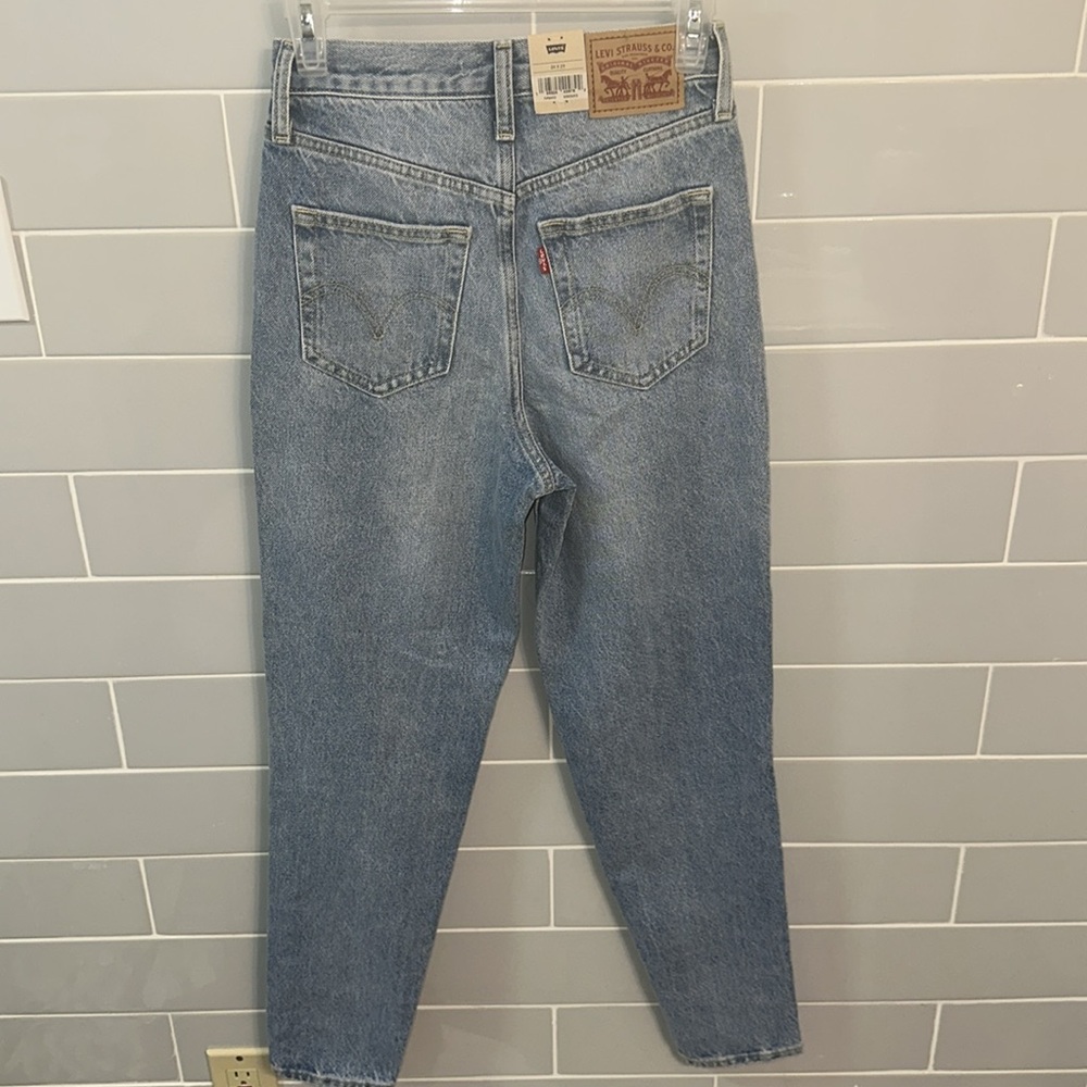 NWT Levi’s Distressed High-Waisted Mom Jeans - Picture 12 of 17